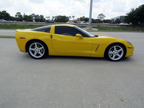 Used 2006 Chevrolet Corvette Coupe w/ Preferred Equipment Group RWD image 4