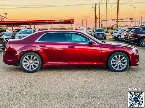 Used 2018 Chrysler 300 Touring L image 9