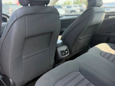 Used 2017 Ford Fusion SE FWD image 16