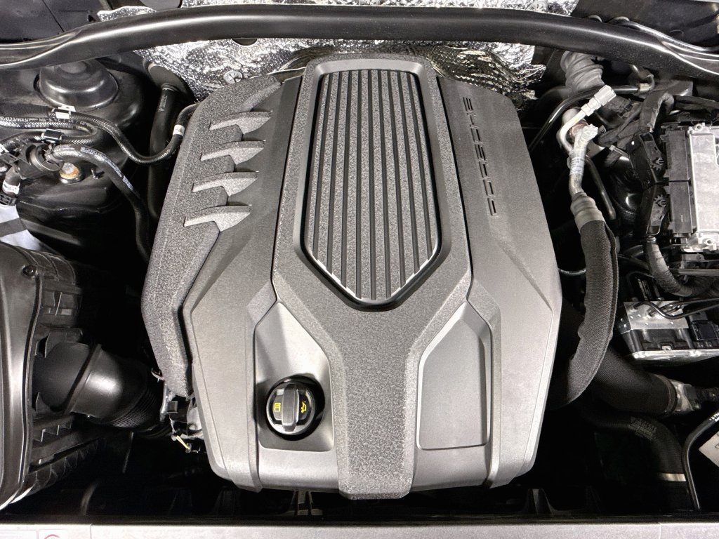 Certified 2025 Porsche Macan AWD/4WD image 29