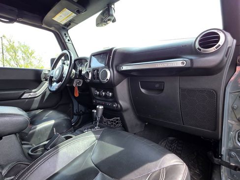 Used 2015 Jeep Wrangler Unlimited Rubicon image 27