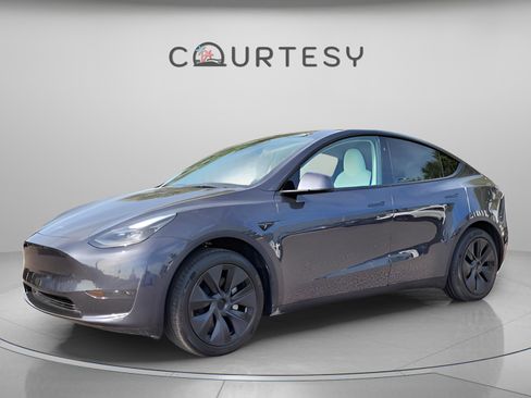 Used 2024 Tesla Model Y Long Range image 1
