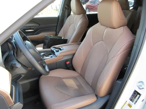 Used 2024 Toyota Grand Highlander AWD Hybrid image 21