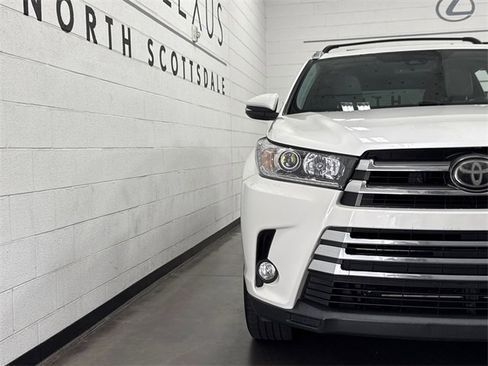 Used 2017 Toyota Highlander Limited image 23
