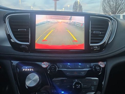 Used 2025 Chrysler Pacifica Limited image 14