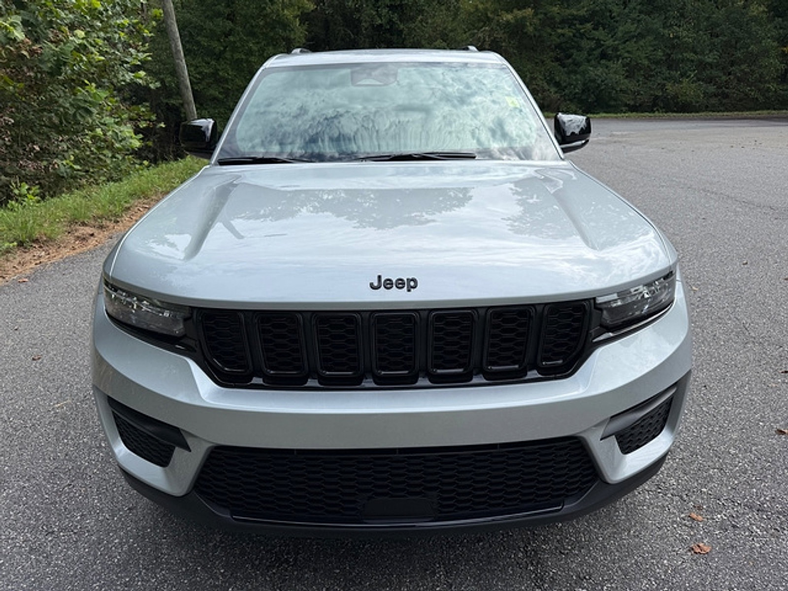 Used 2025 Jeep Grand Cherokee Altitude AWD/4WD image 3