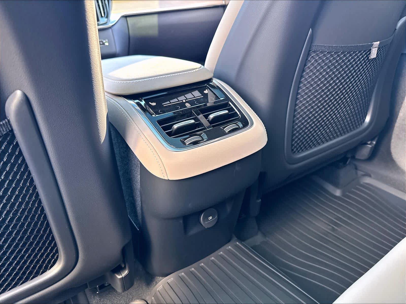 New 2027 Volvo XC90 B6 Plus AWD/4WD image 16