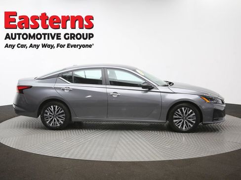 Used 2025 Nissan Altima 2.5 SV FWD image 45