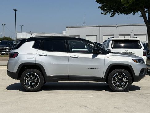 Used 2025 Jeep Compass Trailhawk AWD/4WD image 3