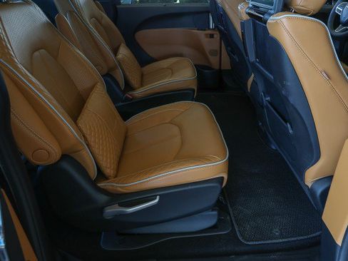 Used 2023 Chrysler Pacifica Pinnacle FWD image 41