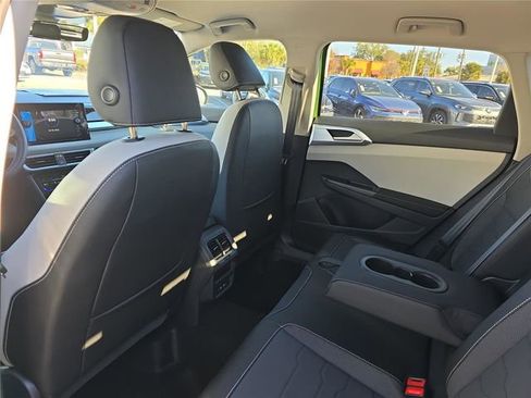 New 2026 Volkswagen Taos SE image 9