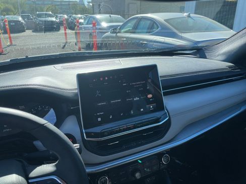 Used 2025 Jeep Compass Limited image 21