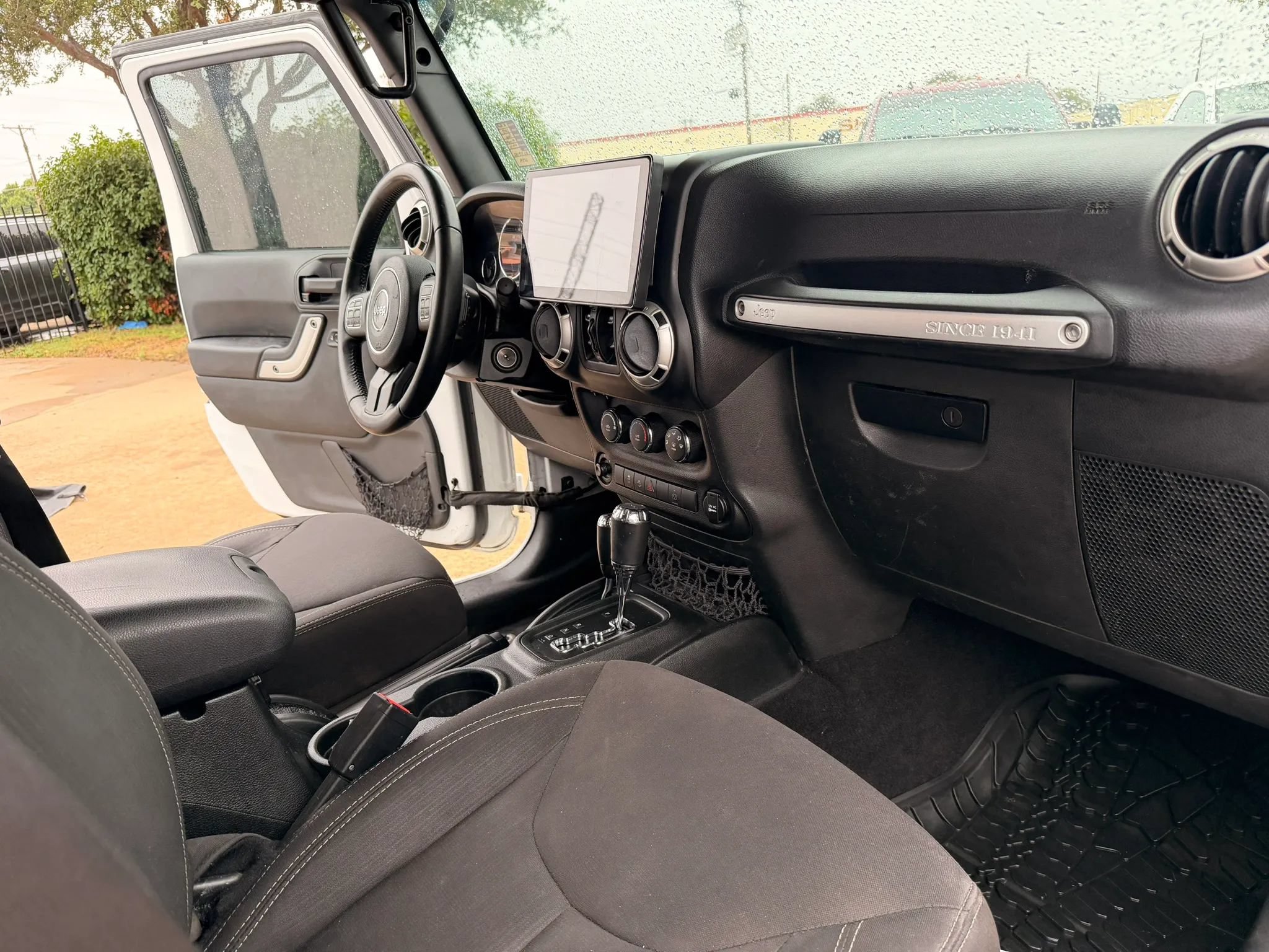 Used 2017 Jeep Wrangler Unlimited Sahara w/ Connectivity Group AWD/4WD image 16