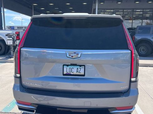 Used 2024 Cadillac Escalade ESV Premium Luxury AWD/4WD image 17