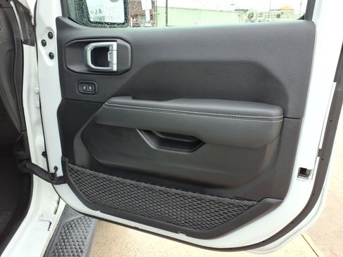 Used 2023 Jeep Wrangler Unlimited Sahara w/ Cold Weather Group AWD/4WD image 8