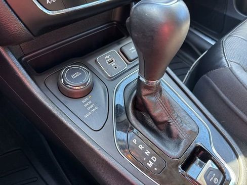 Used 2021 Jeep Cherokee Limited image 21