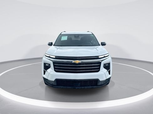 Used 2025 Chevrolet Traverse LT FWD image 3