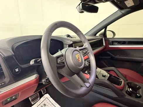Used 2025 Porsche Cayenne S AWD/4WD image 12