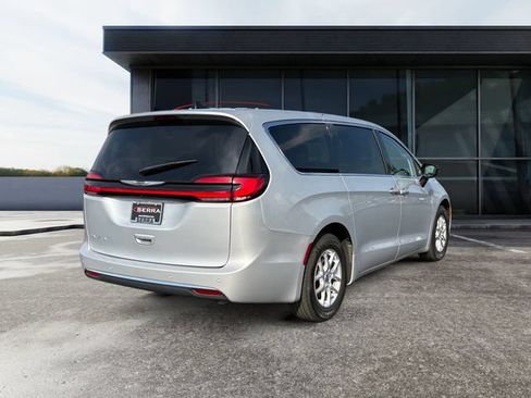 Used 2024 Chrysler Pacifica Touring-L FWD image 5
