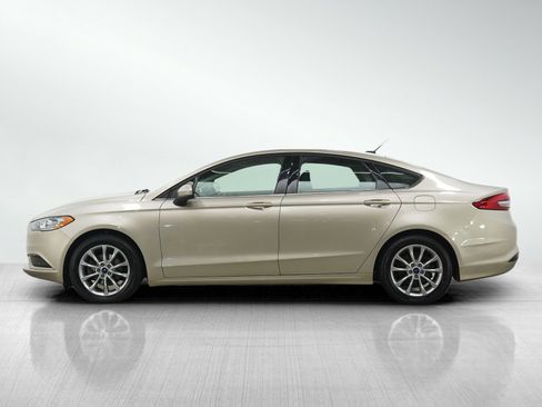 Used 2017 Ford Fusion SE w/ Fusion SE Technology Package image 2