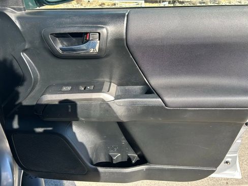 Used 2017 Toyota Tacoma TRD Off-Road w/ Tow Package (A/T) image 31