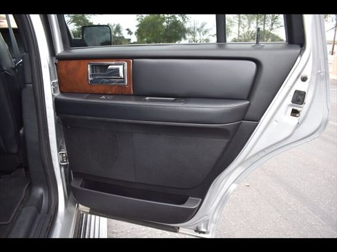 Used 2017 Lincoln Navigator Select image 28