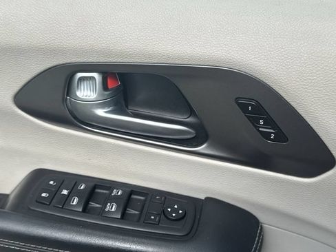 Used 2024 Chrysler Pacifica Touring-L FWD image 23