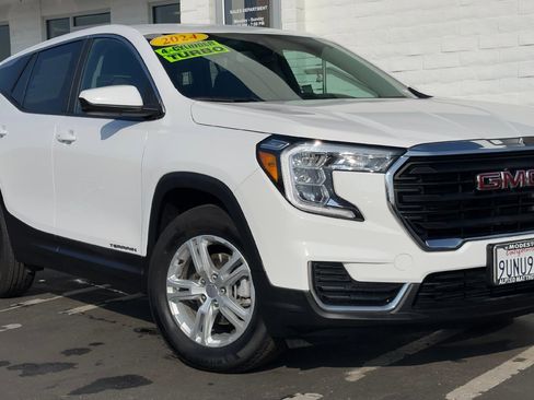 Used 2024 GMC Terrain SLE image 2