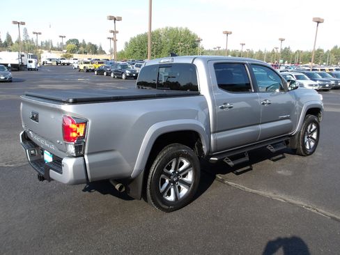 Used 2017 Toyota Tacoma Limited image 5