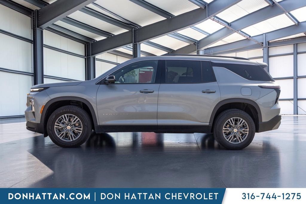 Used 2024 Chevrolet Traverse LT FWD image 3