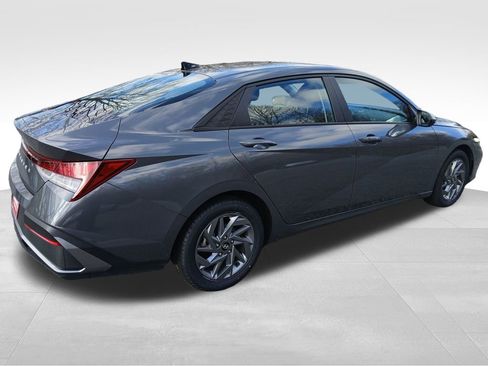 Used 2024 Hyundai Elantra SEL image 5