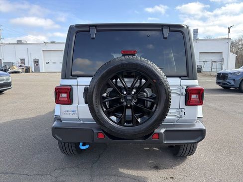 Used 2023 Jeep Wrangler Unlimited Sahara w/ Cold Weather Group AWD/4WD image 4