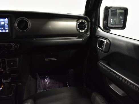 Used 2018 Jeep Wrangler Unlimited Sahara w/ Cold Weather Group image 14