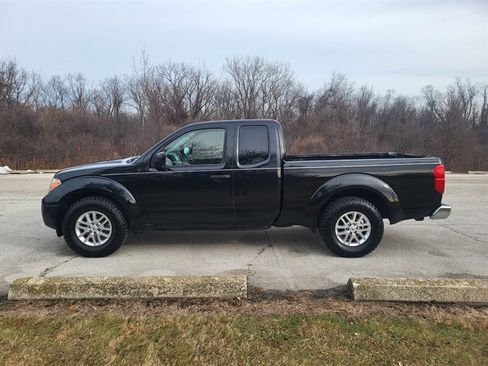 Used 2019 Nissan Frontier SV image 2