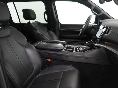 Used 2023 Jeep Wagoneer Series II w/ Premium Group I image 12