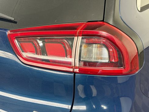 Used 2018 Kia Niro EX image 34