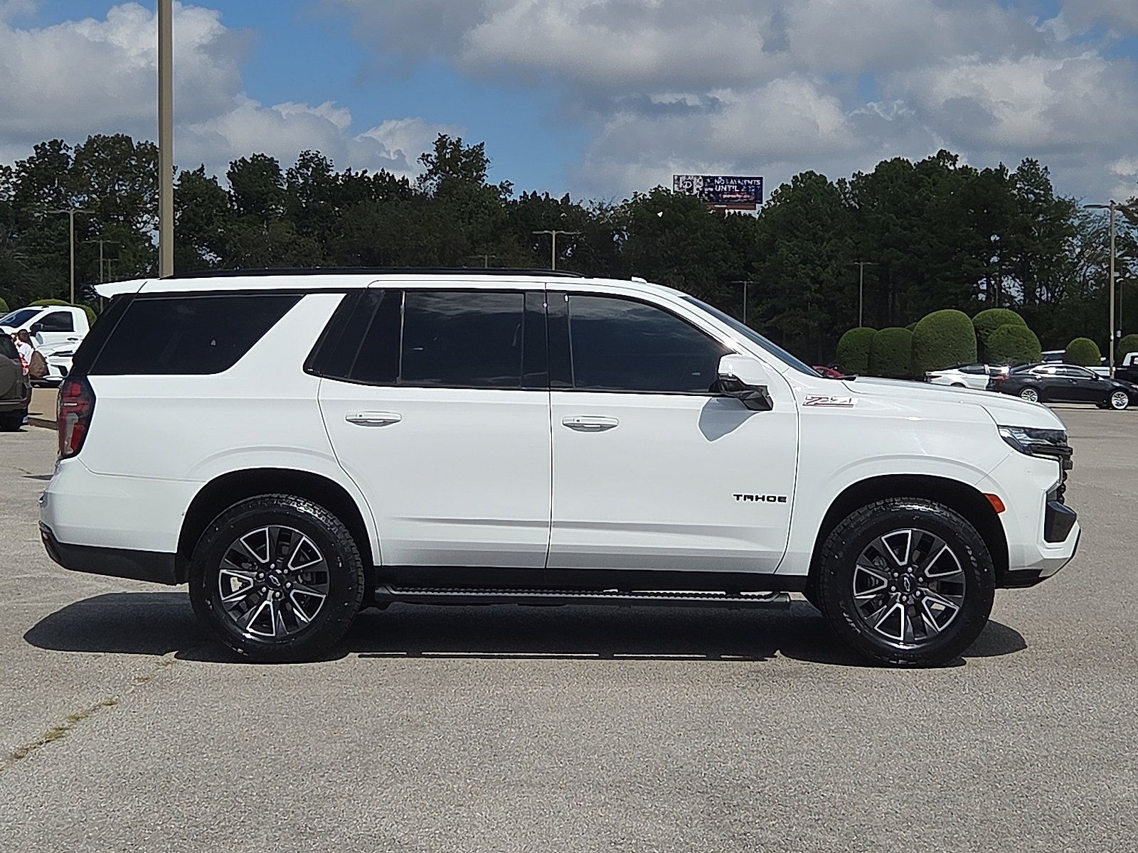Used 2022 Chevrolet Tahoe Z71 w/ Luxury Package AWD/4WD image 6