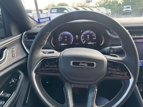 Used 2023 Jeep Grand Cherokee Overland AWD/4WD image 11