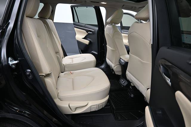 Used 2024 Toyota Highlander Platinum FWD image 19