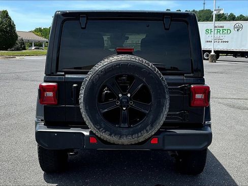 Used 2022 Jeep Wrangler Unlimited Sahara AWD/4WD image 5