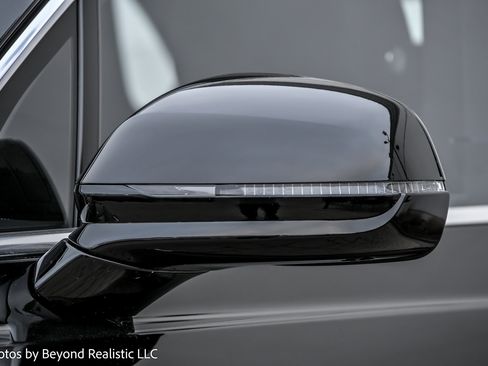 Used 2023 Bentley Bentayga Plug-In Hybrid image 8