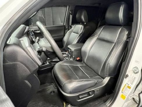 Used 2021 Toyota Tacoma TRD Sport w/ TRD Premium Sport Package AWD/4WD image 5