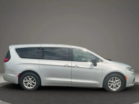 Used 2024 Chrysler Pacifica Touring-L FWD image 6