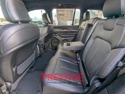 New 2026 Jeep Grand Cherokee Limited w/ Luxury Tech Group II AWD/4WD image 28