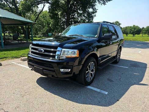 Used 2017 Ford Expedition XLT w/ Equipment Group 202A AWD/4WD image 1