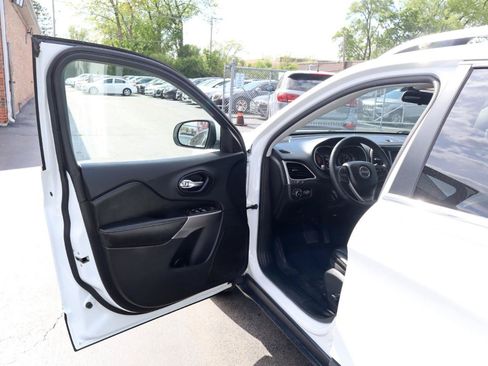 Used 2019 Jeep Cherokee Latitude Plus w/ Cold Weather Group FWD image 19