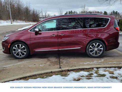 Used 2017 Chrysler Pacifica Limited image 6