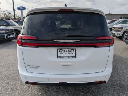 Used 2024 Chrysler Pacifica Touring-L image 13