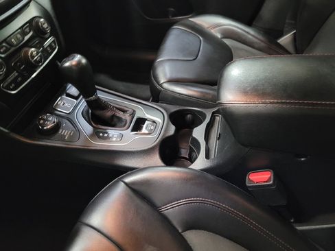 Used 2019 Jeep Cherokee Trailhawk AWD/4WD image 26