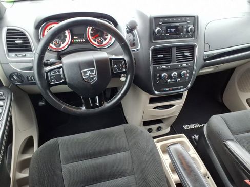 Used 2016 Dodge Grand Caravan SE FWD image 12
